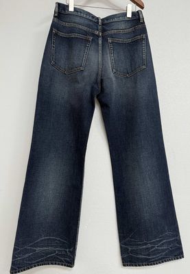 Środkowy, wysoki, wycięty, denim, podnóżek, dla całkowicie pochlebiającego dopasowania.
