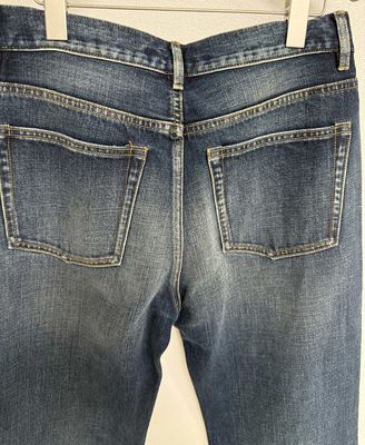 Środkowy, wysoki, wycięty, denim, podnóżek, dla całkowicie pochlebiającego dopasowania.